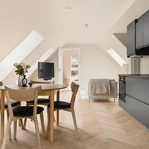  Holiday home Dinbnb I Mid-city Luxury With Mini Balcony And Smart Tv & Sound System Norway